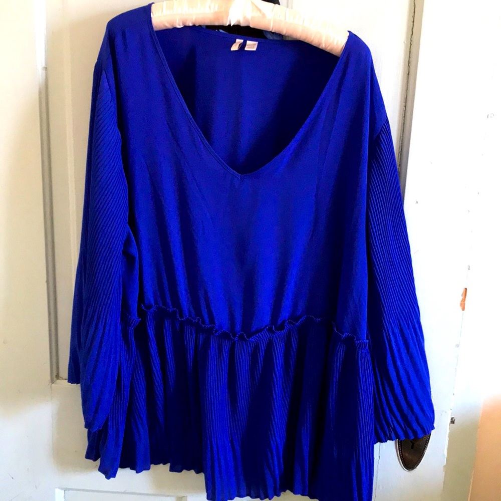 NWOT brilliant blue ladies 22/24 blouse.